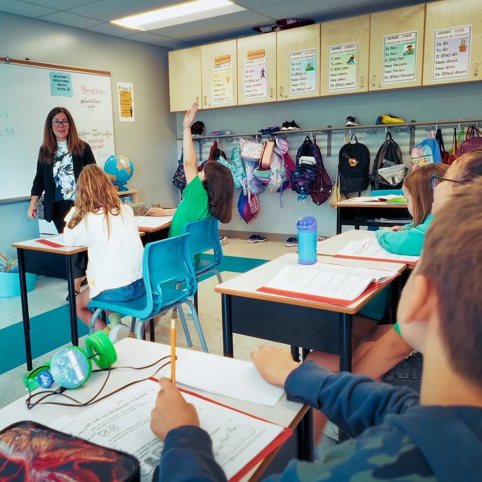 des élèves assis en classe pris en photo de dos