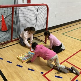 élèves qui jouent à des jeux de société au gymnase